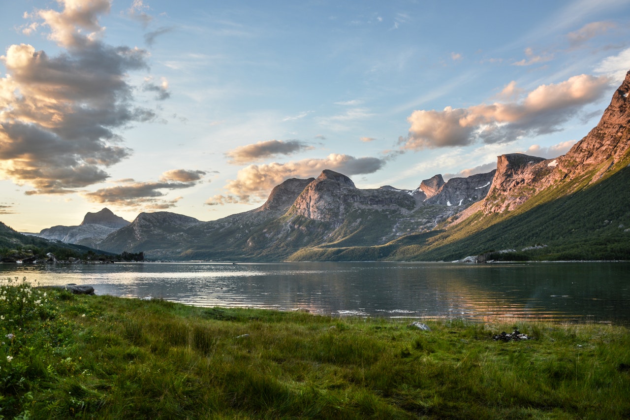 mountain-and-lake-at-sunset-135157